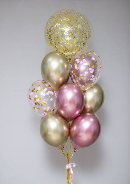 розовые и золотые шарики хром и воздушные шары с конфетти и гелием