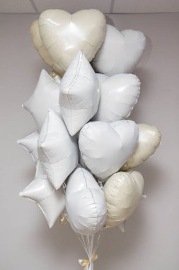 Beyaz folyodan bir buket balon Yıldızlar ve kalpler