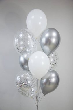 Tatil için bir buket beyaz ve gümüş balon, balonlu doğum günü kartı.