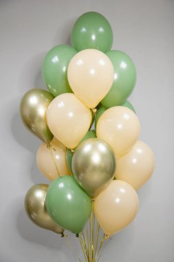 Doğum günü için bukette bir çift balon.