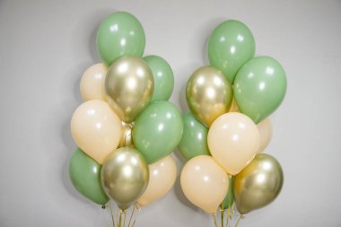 Doğum günü için bukette bir çift balon.