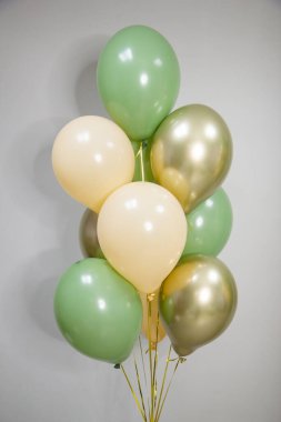 Doğum günü için bukette bir çift balon.