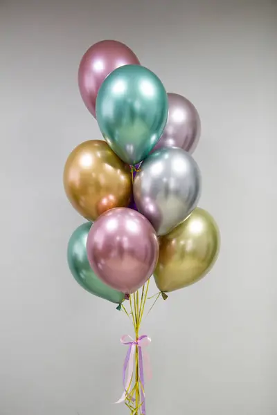 Bir buket renkli krom balon, bayram için içinde krom balonlar olan tebrik kartı.