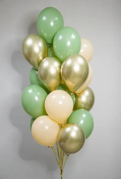 Doğum günü için bukette bir çift balon.