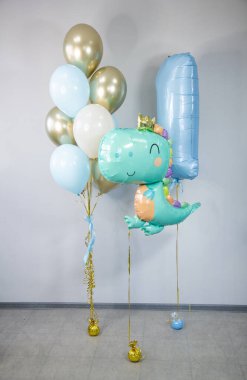 1 yıllık balonlar, bir numaralı mavi folyo, lateks helyum balonları.