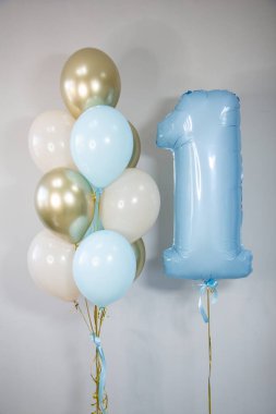 1 yıllık balonlar, bir numaralı mavi folyo, lateks helyum balonları.