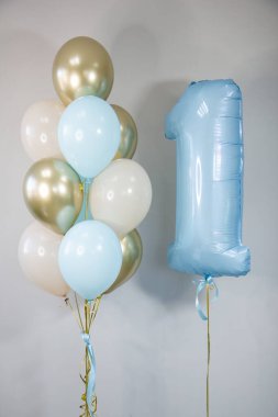 1 yıllık balonlar, bir numaralı mavi folyo, lateks helyum balonları.