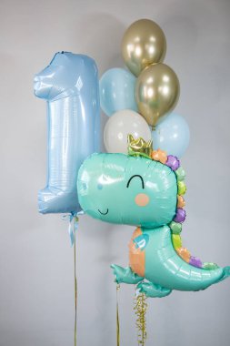 Çocukların doğum günü için şirin dinozor balonu.