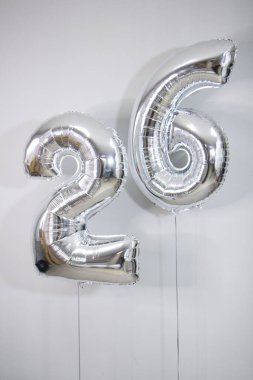 Gümüş renkli balonlar 26 ve gümüş helyum balonları beyaz arkaplanda
