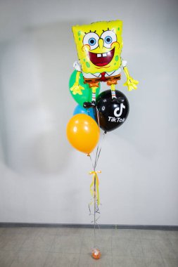 7 numaralı yeşil folyo ve deniz süngerli helyum balonları.