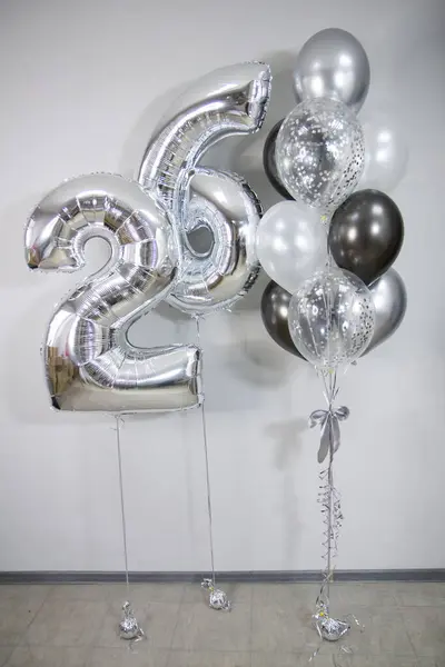 Gümüş renkli balonlar 26 ve gümüş helyum balonları beyaz arkaplanda