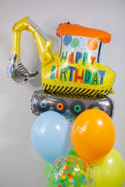 İki numaralı mavi folyo balonu ve kazıcılı parlak balonlar.