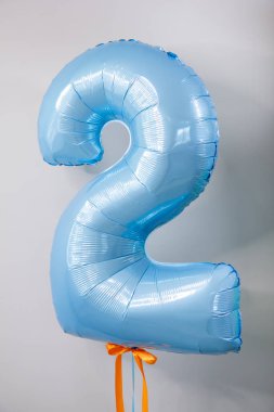 Oğlanın doğum günü için helyumlu iki numaralı folyo balonu.