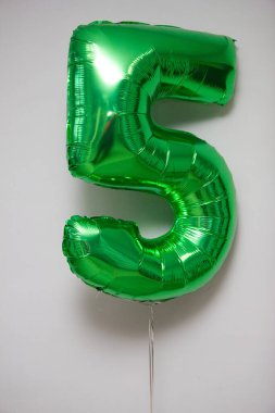 yeşil beş numaralı folyo balonu beyaz arkaplanda