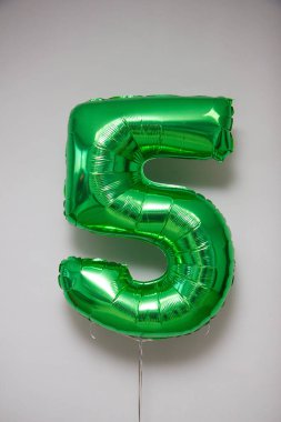 yeşil beş numaralı folyo balonu beyaz arkaplanda