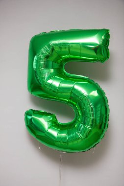 yeşil beş numaralı folyo balonu beyaz arkaplanda