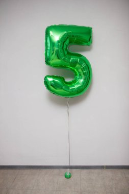 yeşil beş numaralı folyo balonu beyaz arkaplanda