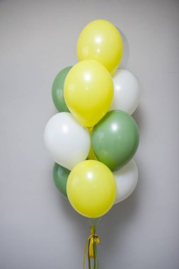 Doğum günü için yeşil ve sarı helyum balonları.