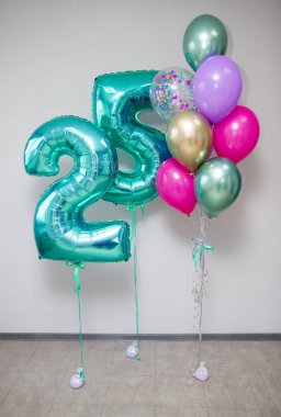 Folyo numarası 25 Tiffany ve bayram için bir buket lateks helyum balonu.