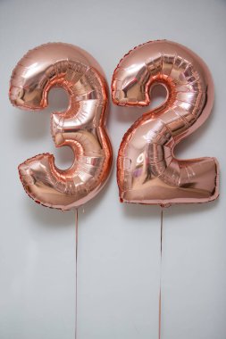 Helyum içeren 32 numaralı altın balonlar.