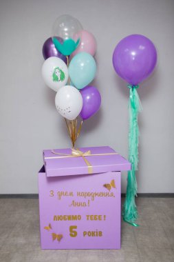 Balonlu kutu, pembe 5 numara, mor çiçekli bir kız için doğum günü süslemeleri, helyum balonları, deniz kızı kuyruğu piyatası, 