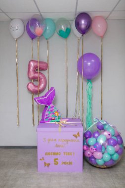 Balonlu kutu, pembe 5 numara, mor çiçekli bir kız için doğum günü süslemeleri, helyum balonları, deniz kızı kuyruğu piyatası, 