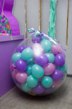 İçinde küçük balonlar olan büyük saydam sürpriz balon.
