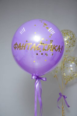 Helyumlu mor balon, altın rengi konfeti ve 