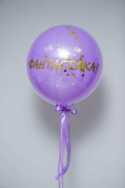 Helyumlu mor balon, altın rengi konfeti ve 