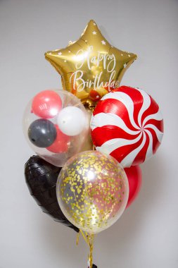 Kırmızı, siyah ve altın renkli helyum balonları.