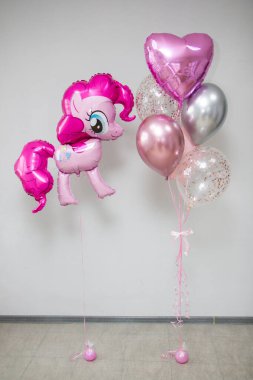Pembe balonlar ve pembe midilli heykelcikler.