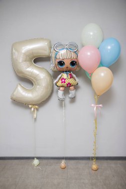 Folyo bej 5 numaralı balon, bir demet narin helyum balonu, balon bebek kız