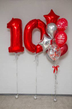 10 numaralı kırmızı folyo ve parti için kırmızı ve gümüş helyum balonları.
