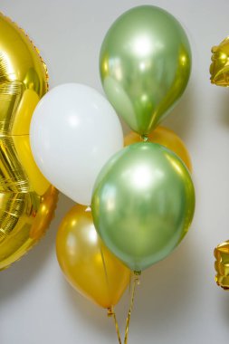 Yeşil ve altın helyum balonları, tatil için yeşil krom balonlar