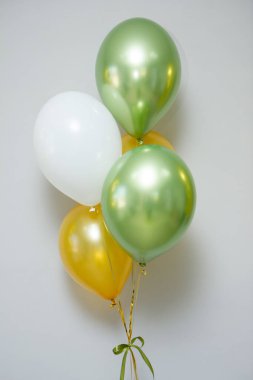 Yeşil ve altın helyum balonları, tatil için yeşil krom balonlar