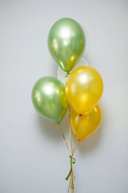 Yeşil ve altın helyum balonları, tatil için yeşil krom balonlar