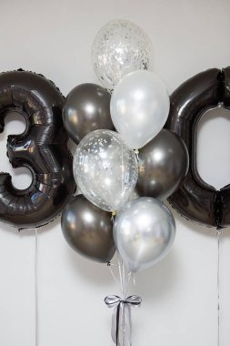 30 yıl boyunca 30 adet helyum balonu, gümüş, siyah ve konfetili kauçuk helyum balonları.