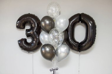 30 yıl boyunca 30 adet helyum balonu, gümüş, siyah ve konfetili kauçuk helyum balonları.