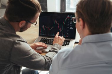 Borsa eğilimlerini açıklamak ya da müşterisine danışmak, bilgisayar ekranında birlikte para akışının grafiklerini analiz etmek, iş arkadaşına kripto para birimi yatırımlarının temellerini öğretmek,