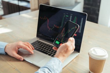 Bilgisayarın ve akıllı telefonun resmi yok. Borsa uygulaması kripto yatırımcısının elinde. Kripto para birimi analizi yapıyor, para satın alıyor.