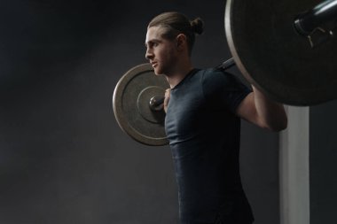 Kafkasyalı sporcunun portresi Barbel ile Crossfit spor salonunda çalışıyor. Çapraz donanımlı fonksiyonel devre eğitimi. Boşluğu kopyala