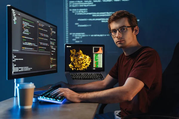 Retrato Del Programador Masculino Inteligente Que Trabaja Escritura Nuevo Código — Foto de Stock
