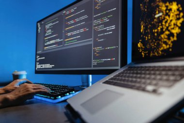 Veri bilimi kavramı. Klavyeye yazı yazan, web sitesi için html kodu yazan, bilgisayar ve bilgisayar başında oturan, yazılım geliştirme şirketinde proje üzerinde çalışan erkeklerin yüz resmi yok