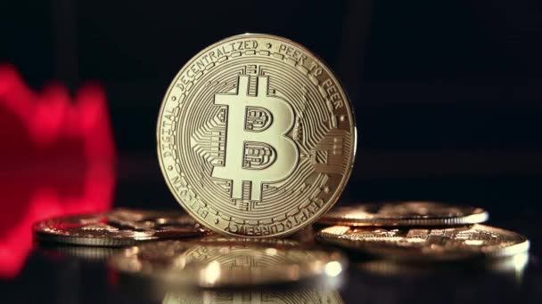 Goldener Bitcoin Stapel Auf Dem Hintergrund Mit Digitalem Kryptowährungsdiagramm Mit — Stockvideo