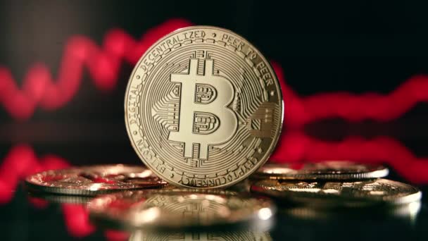 Global Lågkonjunktur Finanskrisen Gyllene Bitcoin Stiger Bland Högar Kryptomynt Digital — Stockvideo