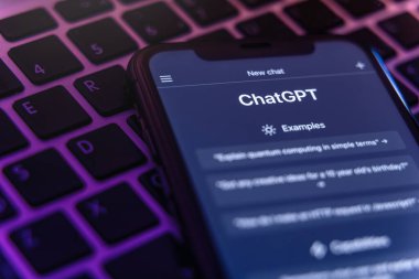 Antalya, Türkiye - 8 Mayıs 2023: ChatGPT 'nin kapatılması akıllı telefon ekranında gösterildi. ChatGPT sohbet robotu, Açık Yapay Zeka 'nın gelişmiş yapay zeka teknolojisiyle çalışıyor.. 