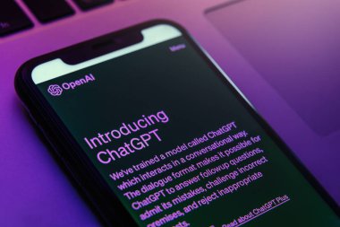 Antalya, Türkiye - 8 Mayıs 2023: ChatGPT sohbet robotu arayüzü, Açık Yapay Zeka teknolojisindeki son teknolojiyi kullanarak, cep telefonu ekranından neon ışığı altında kolayca erişilebilir. 