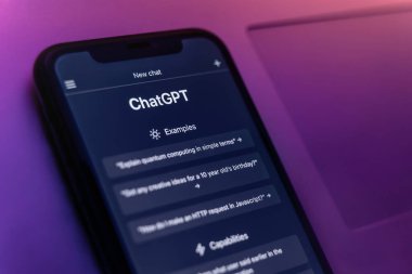 Antalya, Türkiye - 8 Mayıs 2023: ChatGPT 'nin ChatGPT sohbet robotu arayüzü, gelişmiş yapay zeka teknolojisi kullanılarak akıllı telefondaki parlak neon ışıkta sergilenmektedir. Boşluğu kopyala