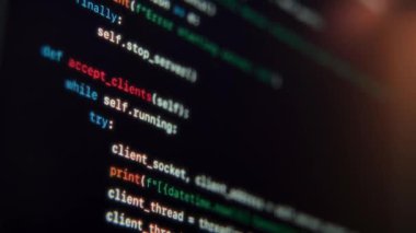 IT geliştirme, yazılım veya veri işleme iş akışlarında kullanılan kodların yer aldığı çalışan bir programlama betiğinin makro görünümü. Veri bilimi kavramı