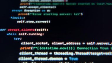 Ekranda teknik kodlama betiklerinin yakın plan görüntüsü. Yapay zeka, siber güvenlik ya da makine öğrenimi kavramı.